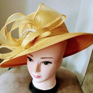 LYSA HAT A GRAND STATEMENT